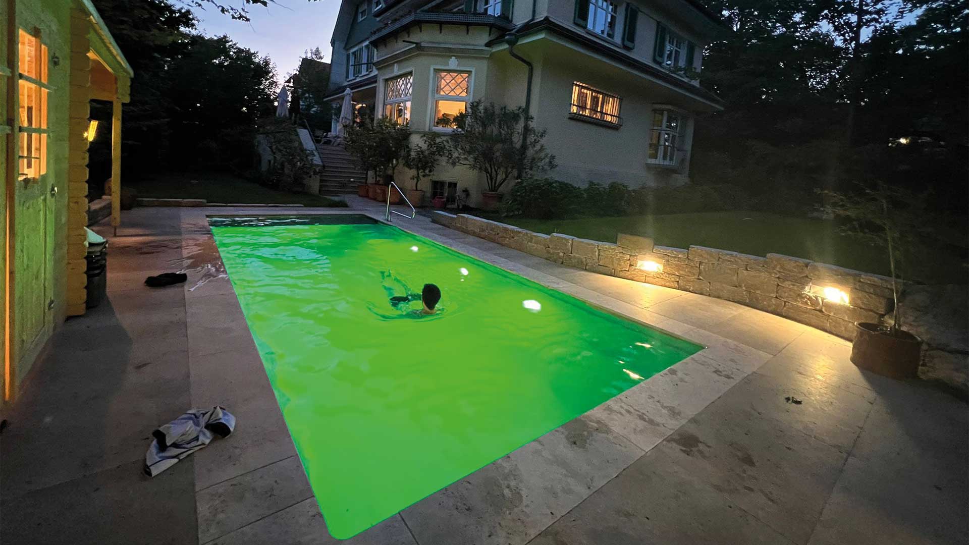 Pool mit grün beleuchtetem Wasser